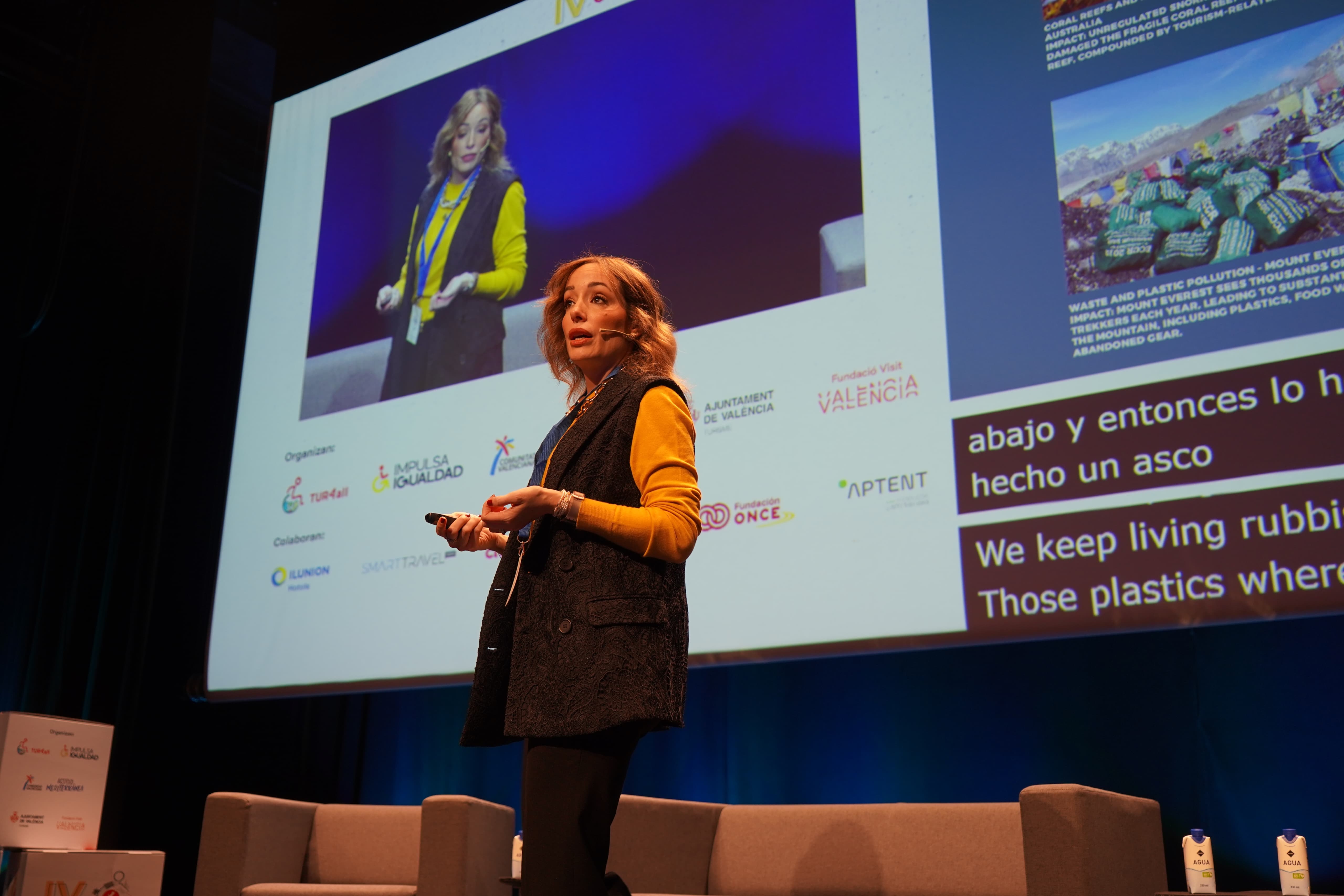 Isabel delivering a keynote in Valencia